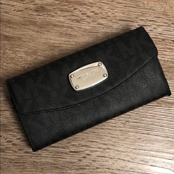 Michael Kors Handbags - Michael Kors wallet